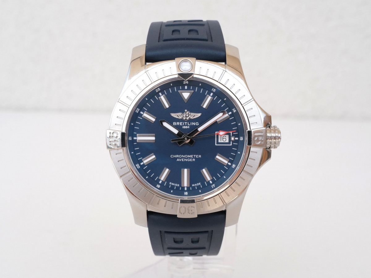 Swiss watch Breitling Avenger Automatic 43 Blue Dial