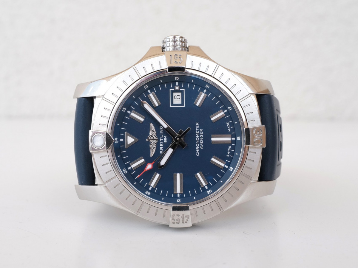 Swiss watch Breitling Avenger Automatic 43 Blue Dial