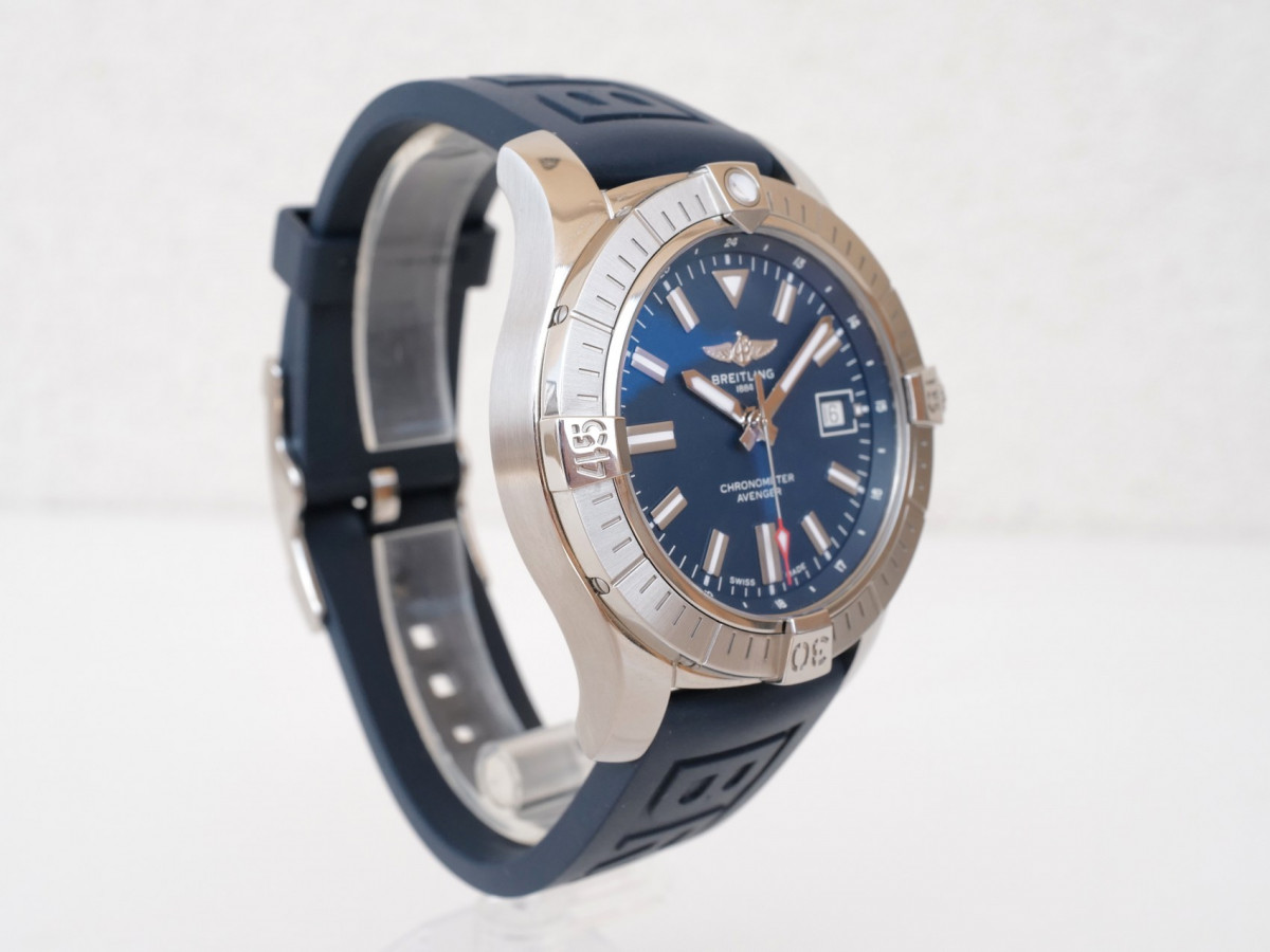 Swiss watch Breitling Avenger Automatic 43 Blue Dial