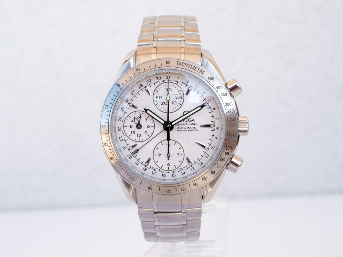 Швейцарские часы Omega Speedmaster Day Date Chronograph Silver Dial