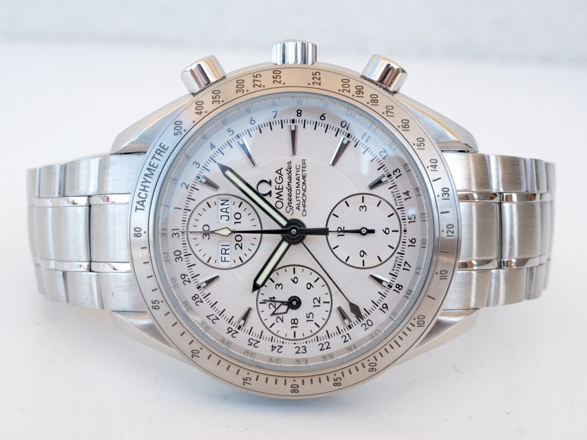 Швейцарские часы Omega Speedmaster Day Date Chronograph Silver Dial