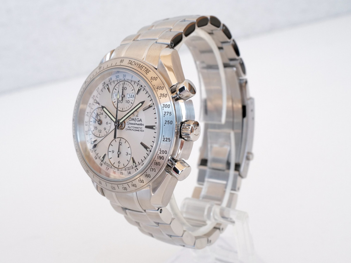 Швейцарские часы Omega Speedmaster Day Date Chronograph Silver Dial