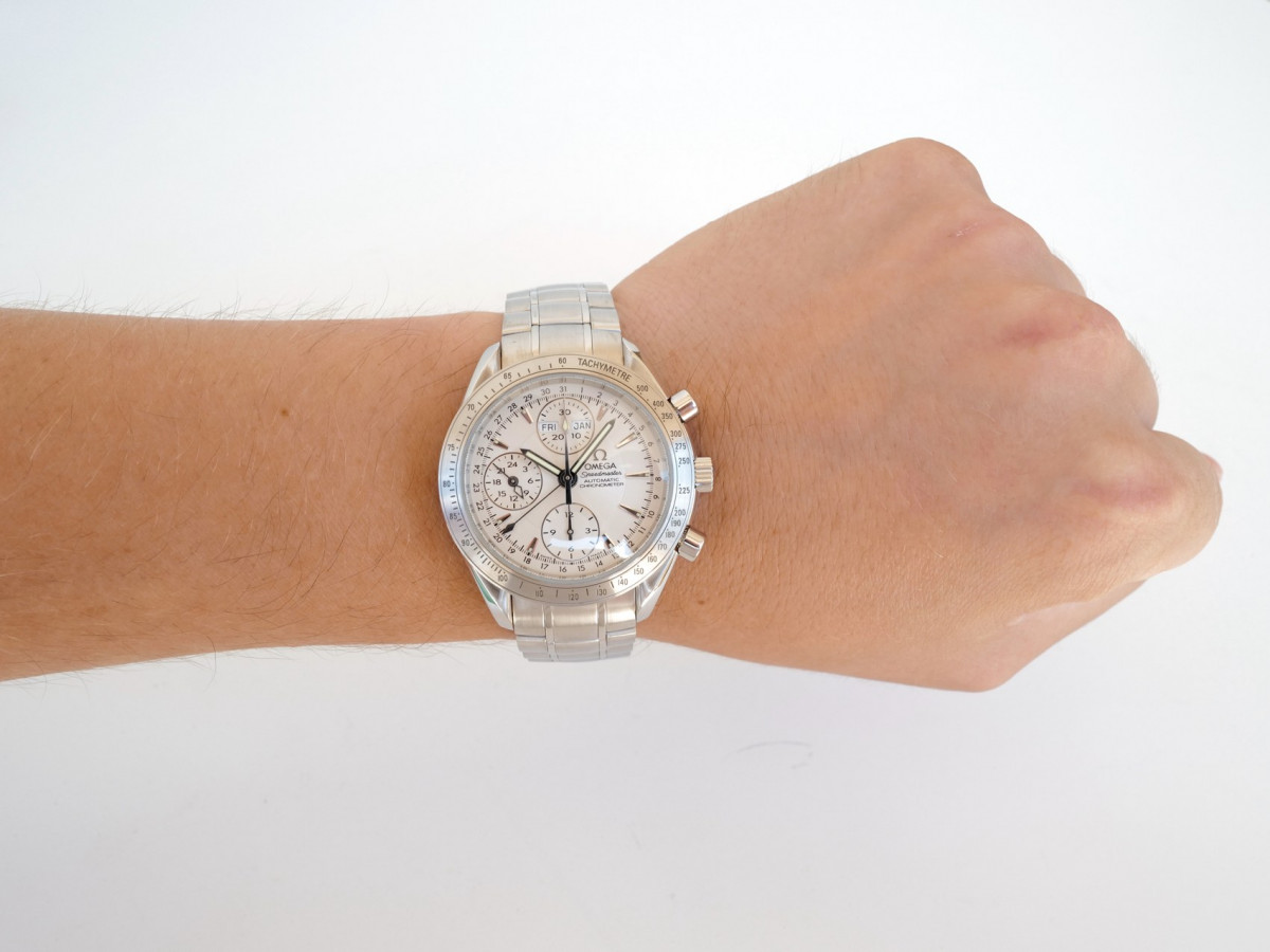 Швейцарские часы Omega Speedmaster Day Date Chronograph Silver Dial