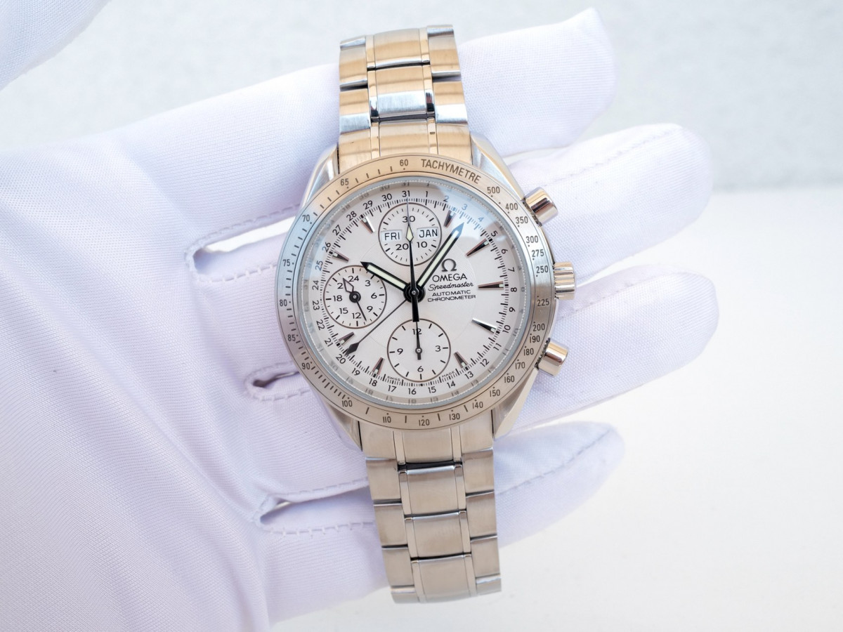 Швейцарские часы Omega Speedmaster Day Date Chronograph Silver Dial