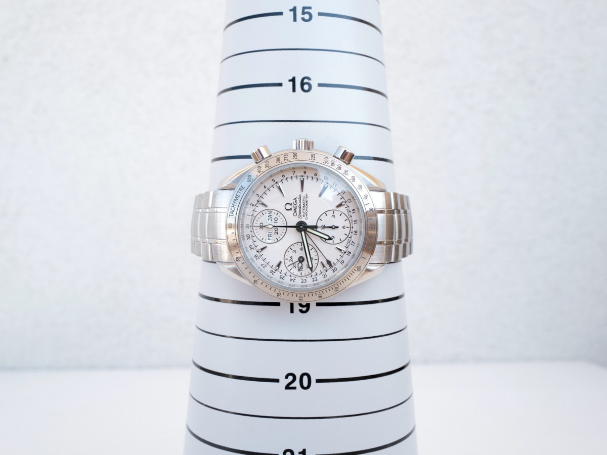 Швейцарские часы Omega Speedmaster Day Date Chronograph Silver Dial