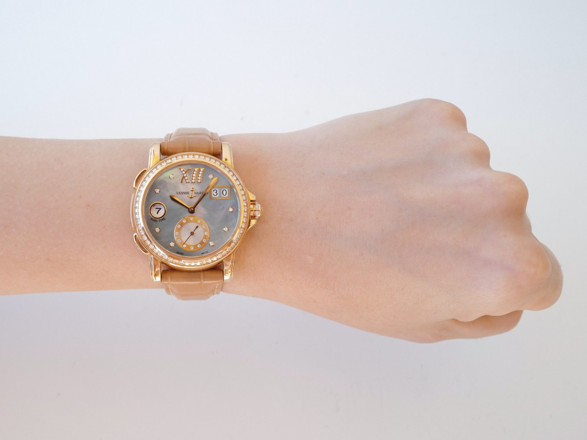 Швейцарские часы Ulysse Nardin Dual Time 37 GMT Big Date Lady 18k Rose Gold Diamonds MOP Dial