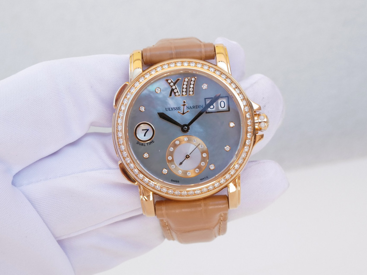 Швейцарские часы Ulysse Nardin Dual Time 37 GMT Big Date Lady 18k Rose Gold Diamonds MOP Dial
