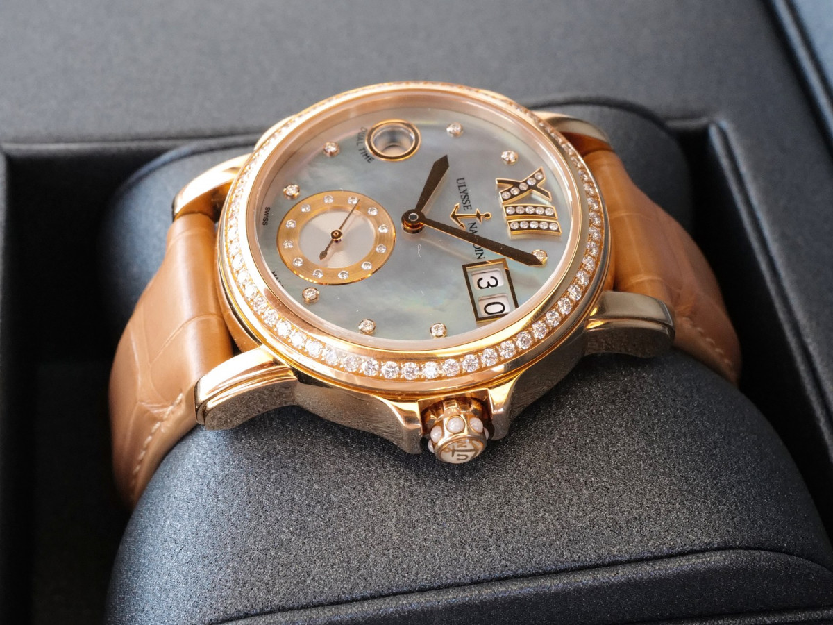 Швейцарские часы Ulysse Nardin Dual Time 37 GMT Big Date Lady 18k Rose Gold Diamonds MOP Dial