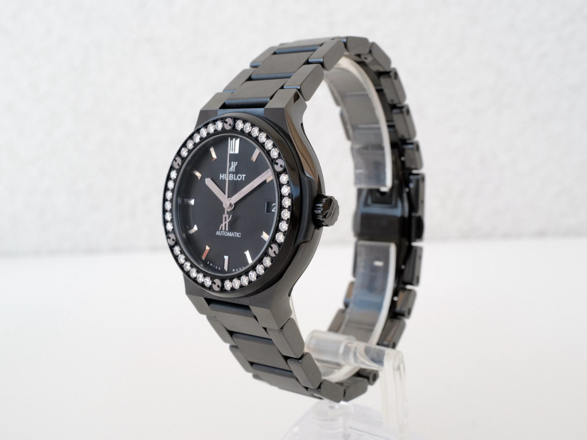 Швейцарские часы Hublot Classic Fusion 38 Automatic Black Magic Ceramic Diamonds