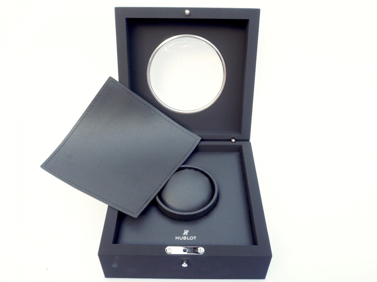 Швейцарские часы Hublot Classic Fusion 38 Automatic Black Magic Ceramic Diamonds