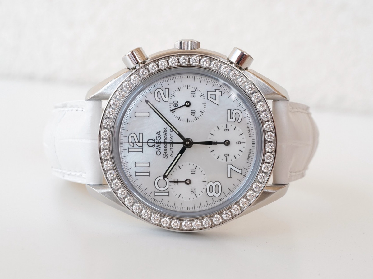 Швейцарские часы Omega Speedmaster Ladies Chronograph MOP Diamond
