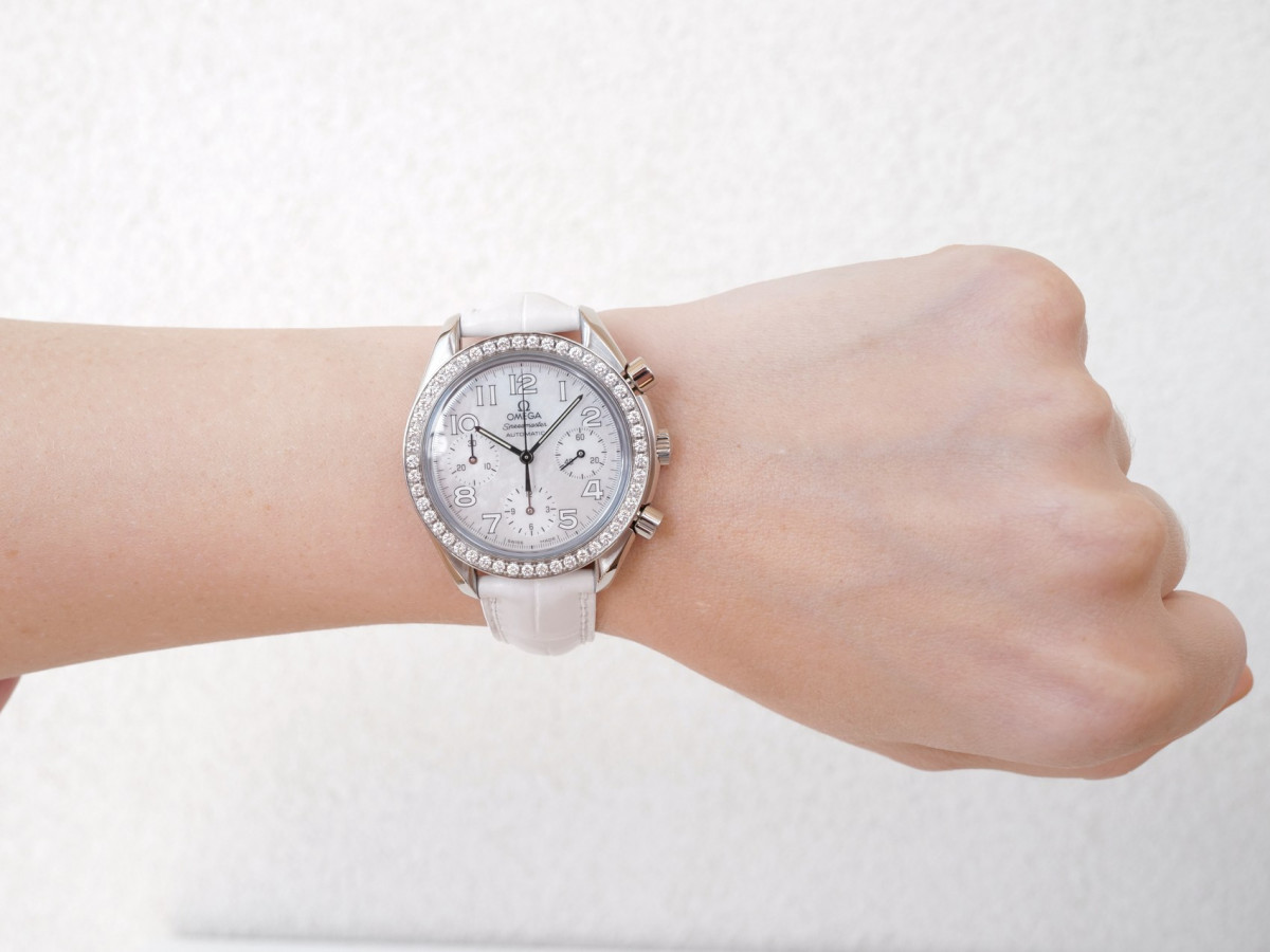 Швейцарские часы Omega Speedmaster Ladies Chronograph MOP Diamond