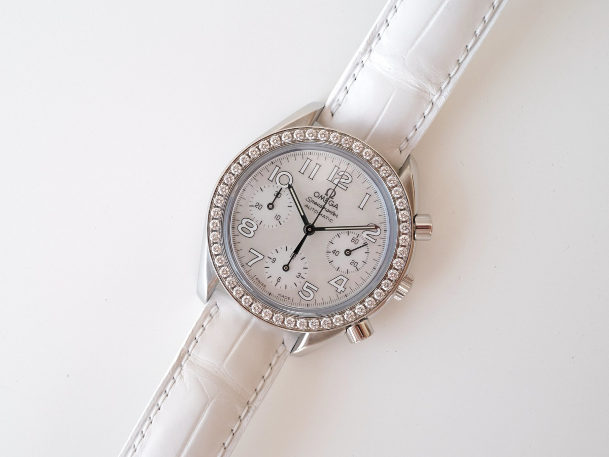 Швейцарские часы Omega Speedmaster Ladies Chronograph MOP Diamond