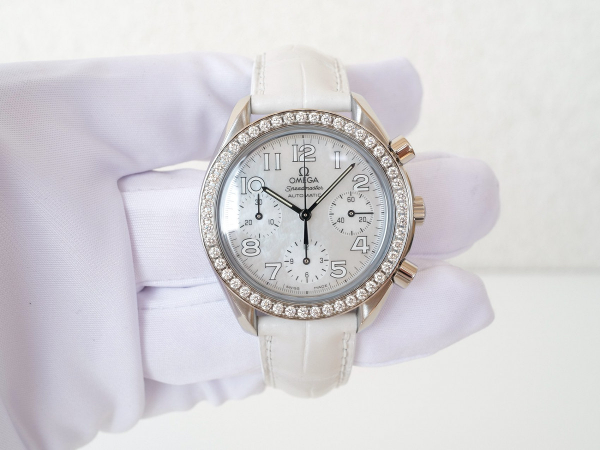 Швейцарские часы Omega Speedmaster Ladies Chronograph MOP Diamond