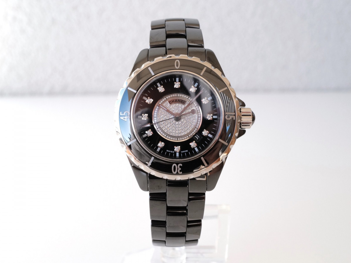 Швейцарские часы Chanel J12 Quartz 33 Black Ceramic Pave Diamond Center Dial