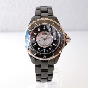 Швейцарские часы Chanel J12 Quartz 33 Black Ceramic Pave Diamond Center Dial