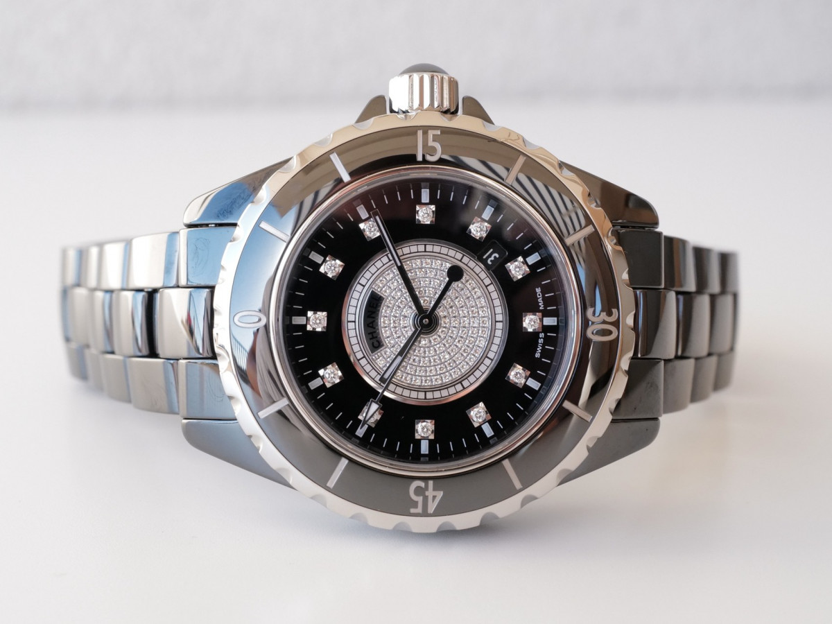 Швейцарские часы Chanel J12 Quartz 33 Black Ceramic Pave Diamond Center Dial