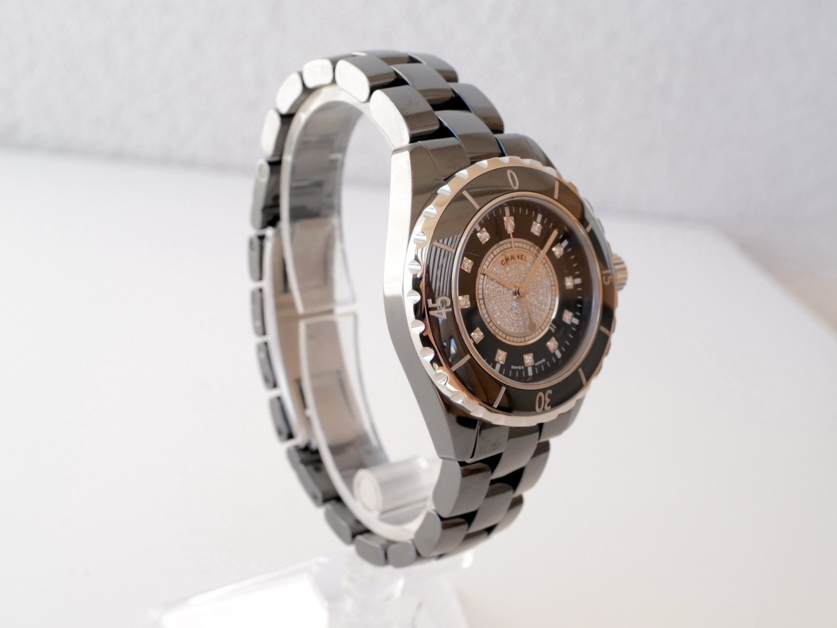 Швейцарские часы Chanel J12 Quartz 33 Black Ceramic Pave Diamond Center Dial