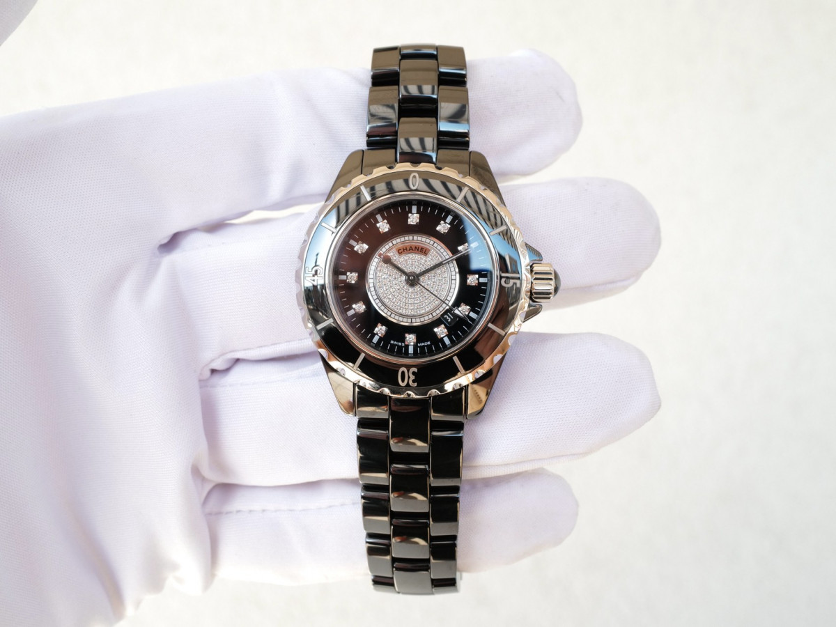 Швейцарские часы Chanel J12 Quartz 33 Black Ceramic Pave Diamond Center Dial