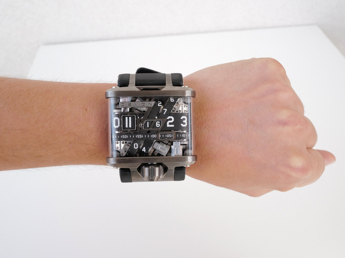 Швейцарський годинник Devon Tread 1 Time Belt Microstep Motor Watch