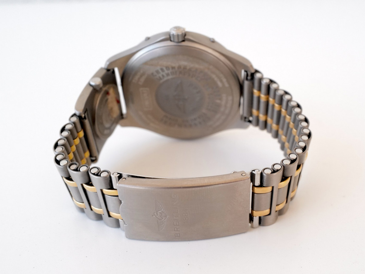 Швейцарський годинник Breitling Aerospace 40 Quartz Titanium Gold UTC Module