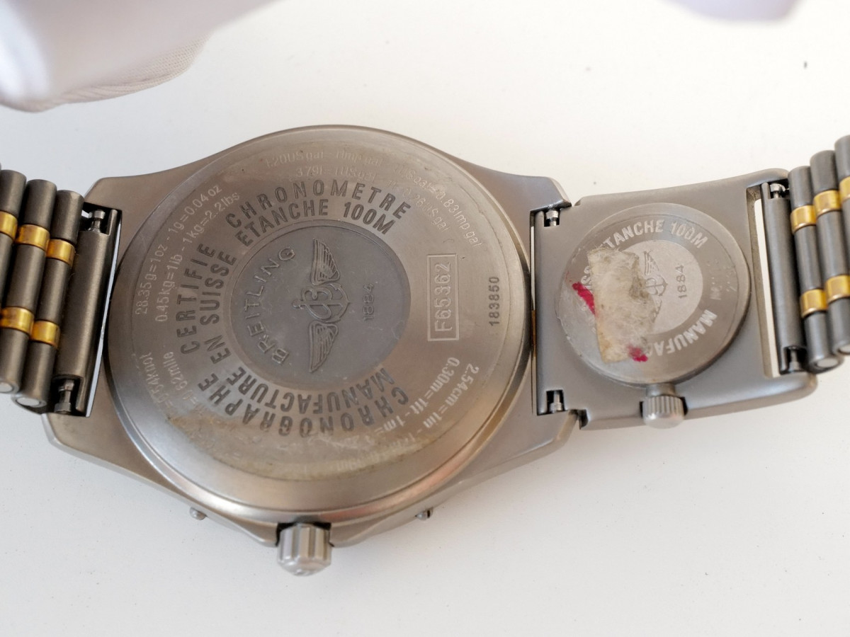 Швейцарський годинник Breitling Aerospace 40 Quartz Titanium Gold UTC Module