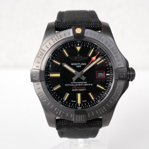 Швейцарський годинник Breitling Avenger Blackbird 44