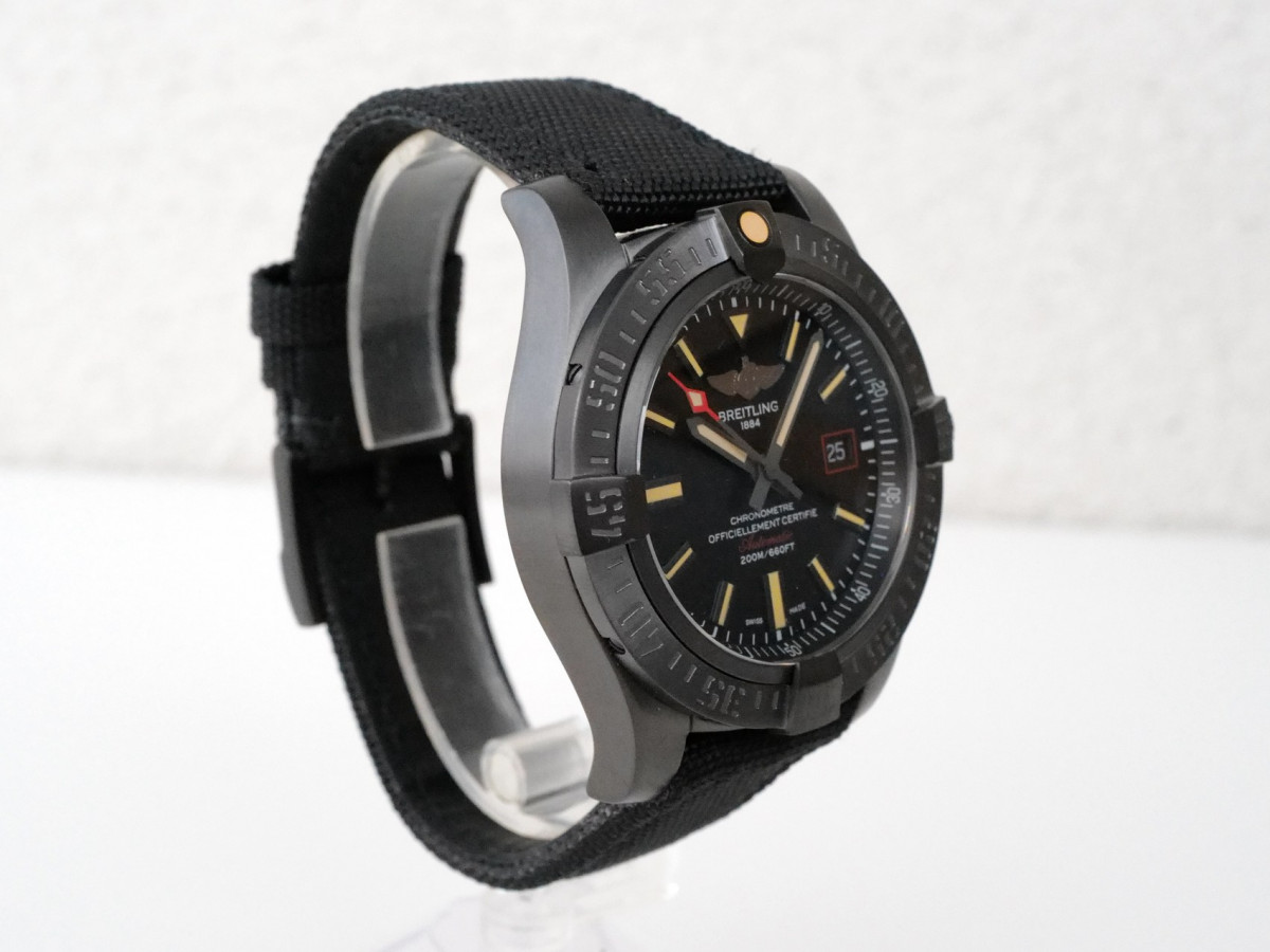Швейцарський годинник Breitling Avenger Blackbird 44