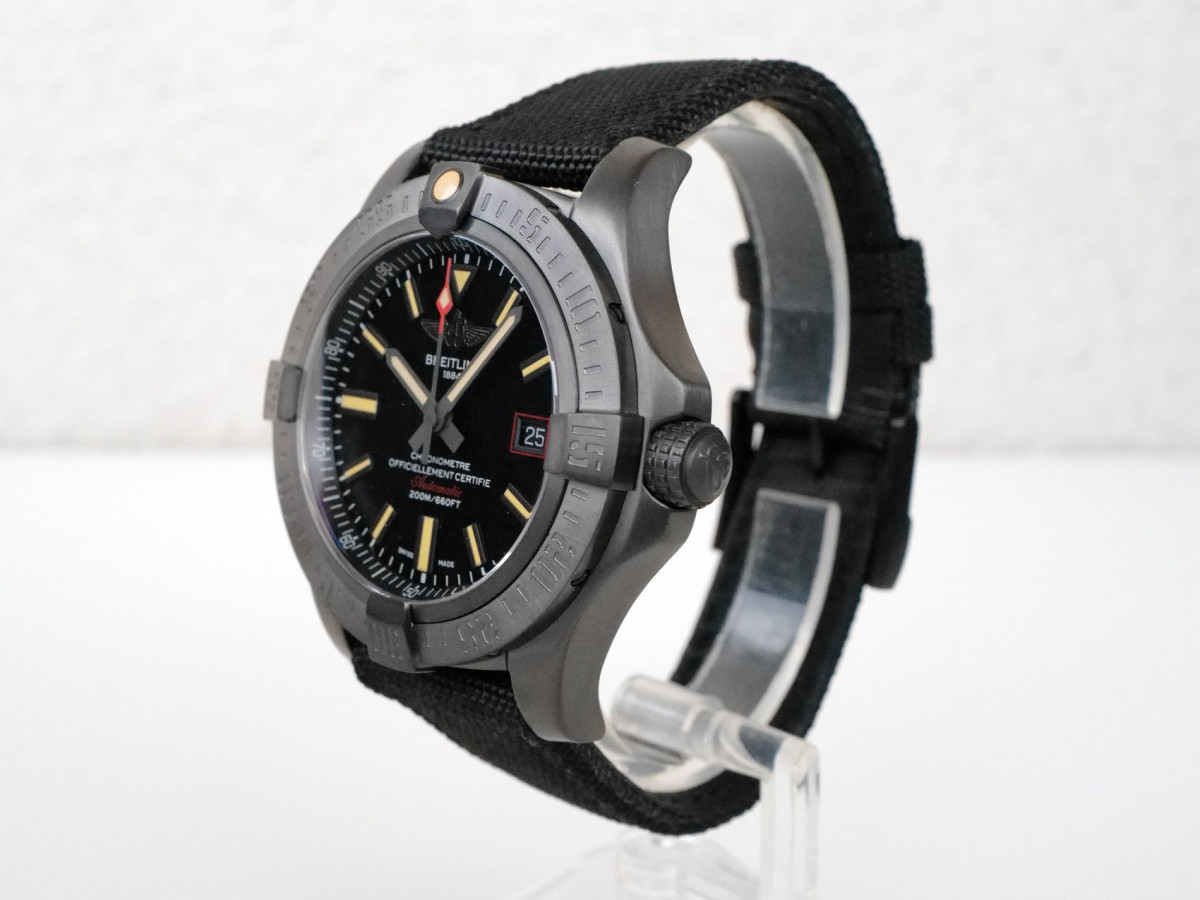 Швейцарський годинник Breitling Avenger Blackbird 44