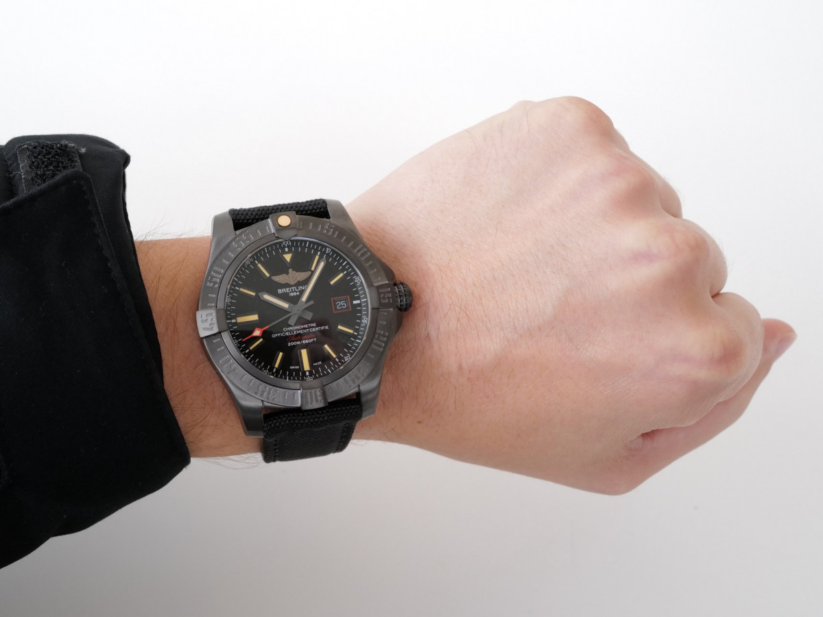 Швейцарський годинник Breitling Avenger Blackbird 44