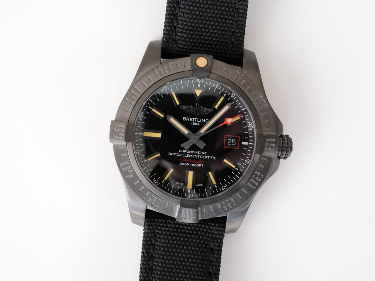 Швейцарський годинник Breitling Avenger Blackbird 44