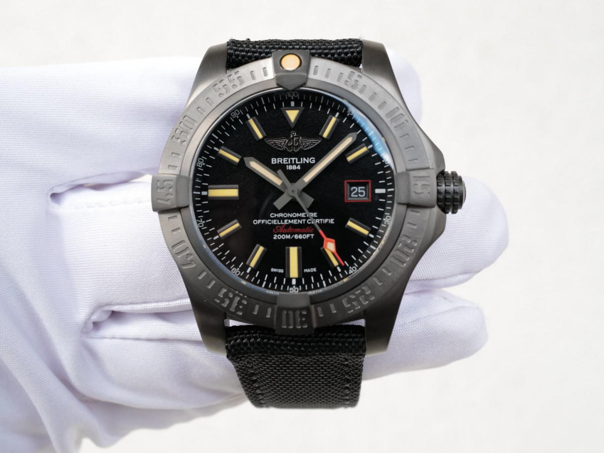 Швейцарський годинник Breitling Avenger Blackbird 44