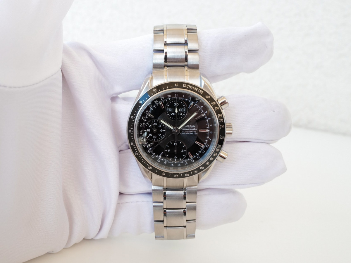 Швейцарские часы Omega Speedmaster Day Date 40 Chronograph Black Dial