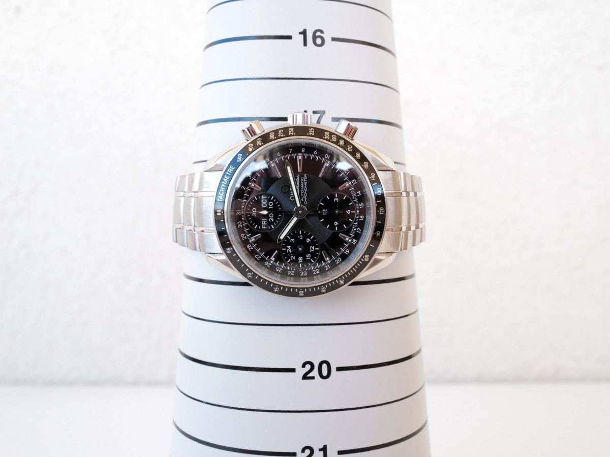 Швейцарские часы Omega Speedmaster Day Date 40 Chronograph Black Dial