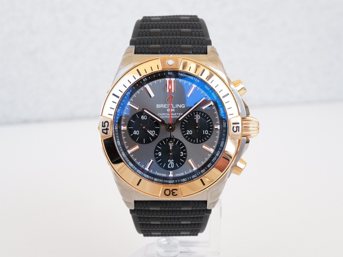 Швейцарские часы Breitling Chronomat B01 42 Gold Steel Grey Dial