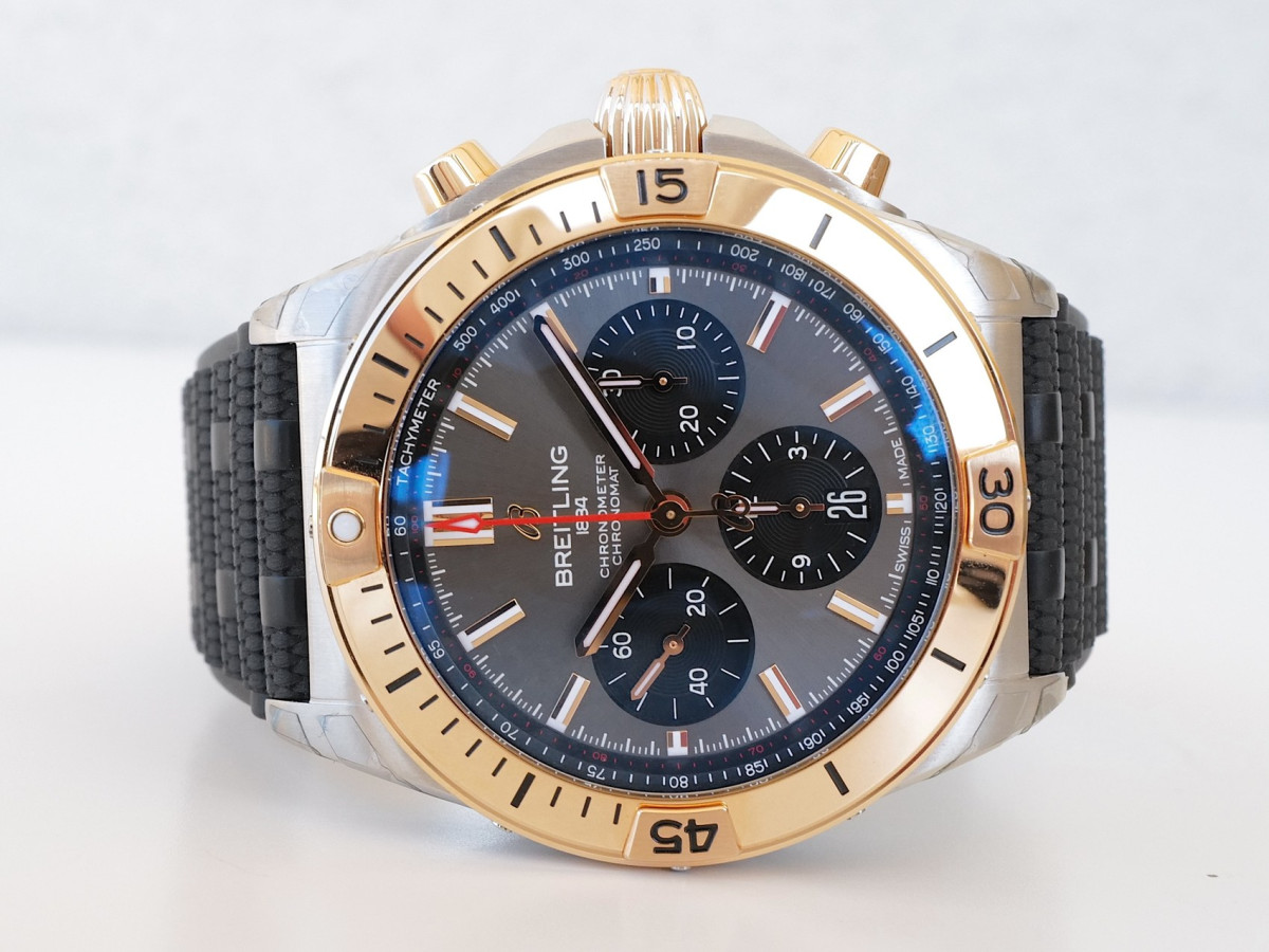 Швейцарские часы Breitling Chronomat B01 42 Gold Steel Grey Dial