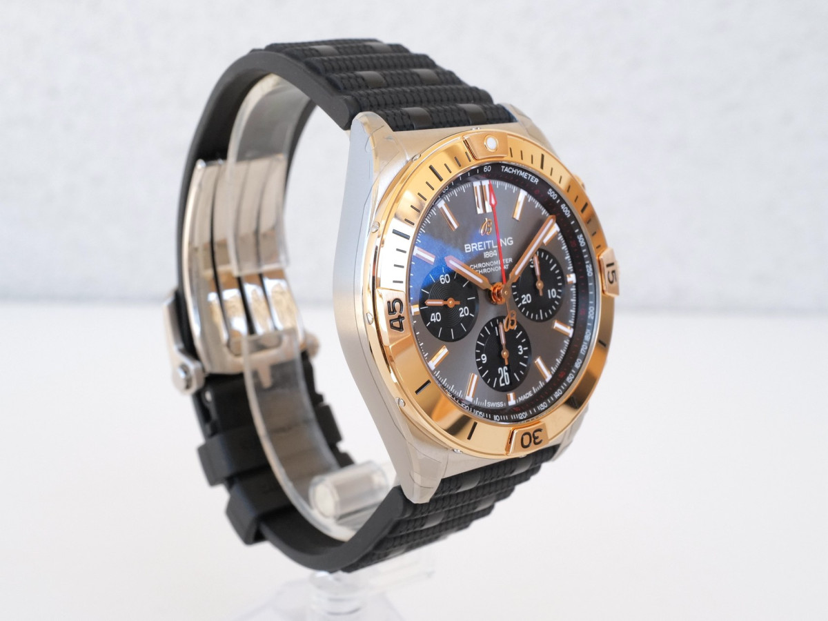 Швейцарские часы Breitling Chronomat B01 42 Gold Steel Grey Dial
