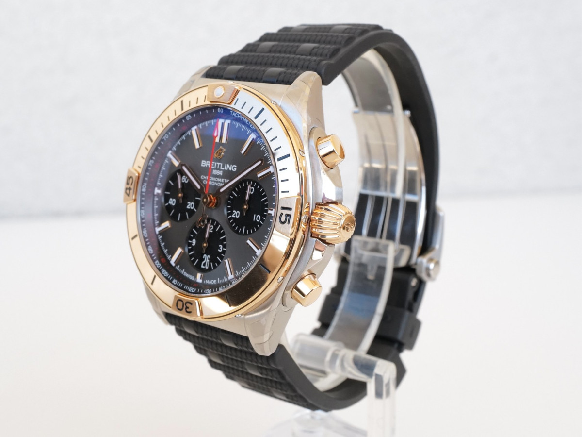Швейцарские часы Breitling Chronomat B01 42 Gold Steel Grey Dial