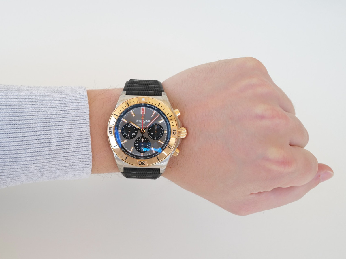Швейцарские часы Breitling Chronomat B01 42 Gold Steel Grey Dial