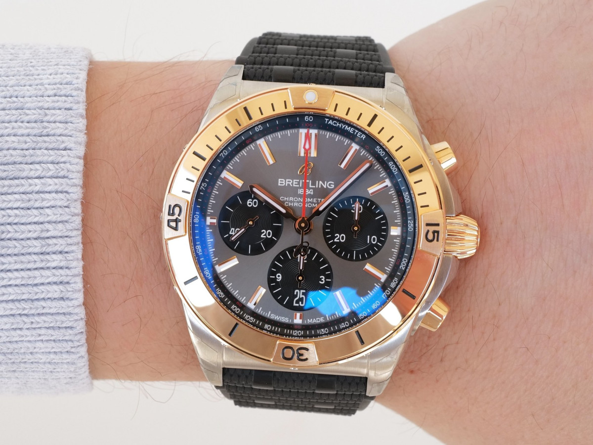Швейцарские часы Breitling Chronomat B01 42 Gold Steel Grey Dial