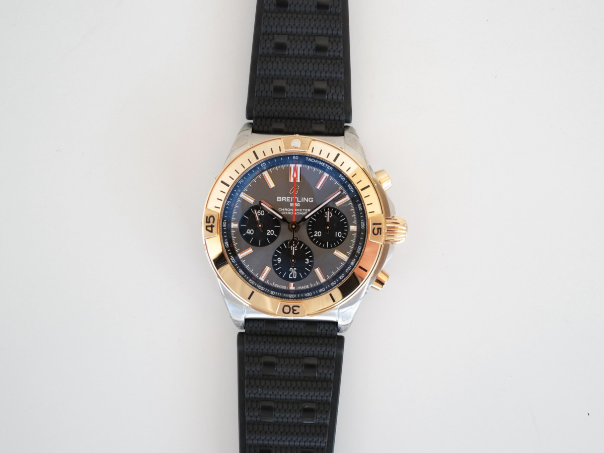 Швейцарские часы Breitling Chronomat B01 42 Gold Steel Grey Dial