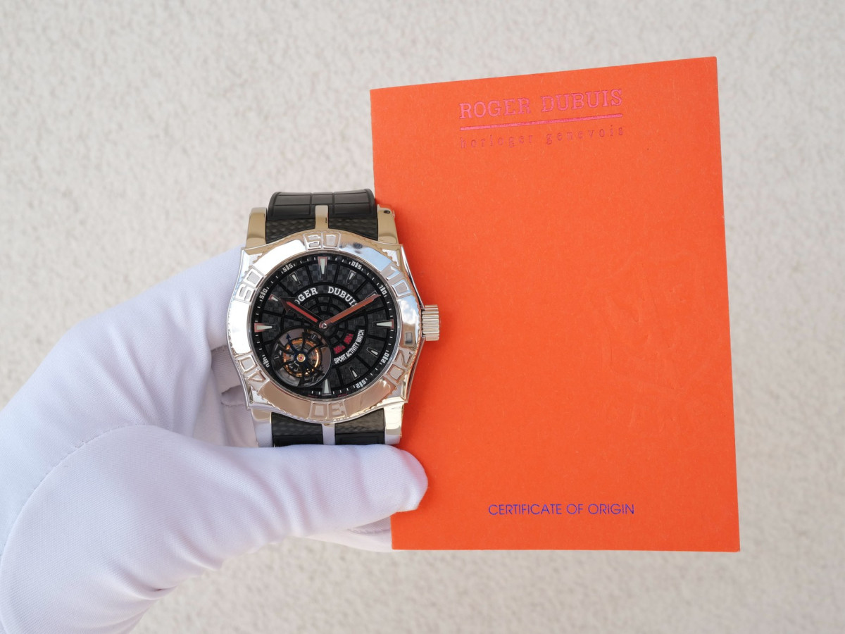 Швейцарський годинник Roger Dubuis Easy Diver Tourbillon 48 Carbon Dial Limited Edition of 280