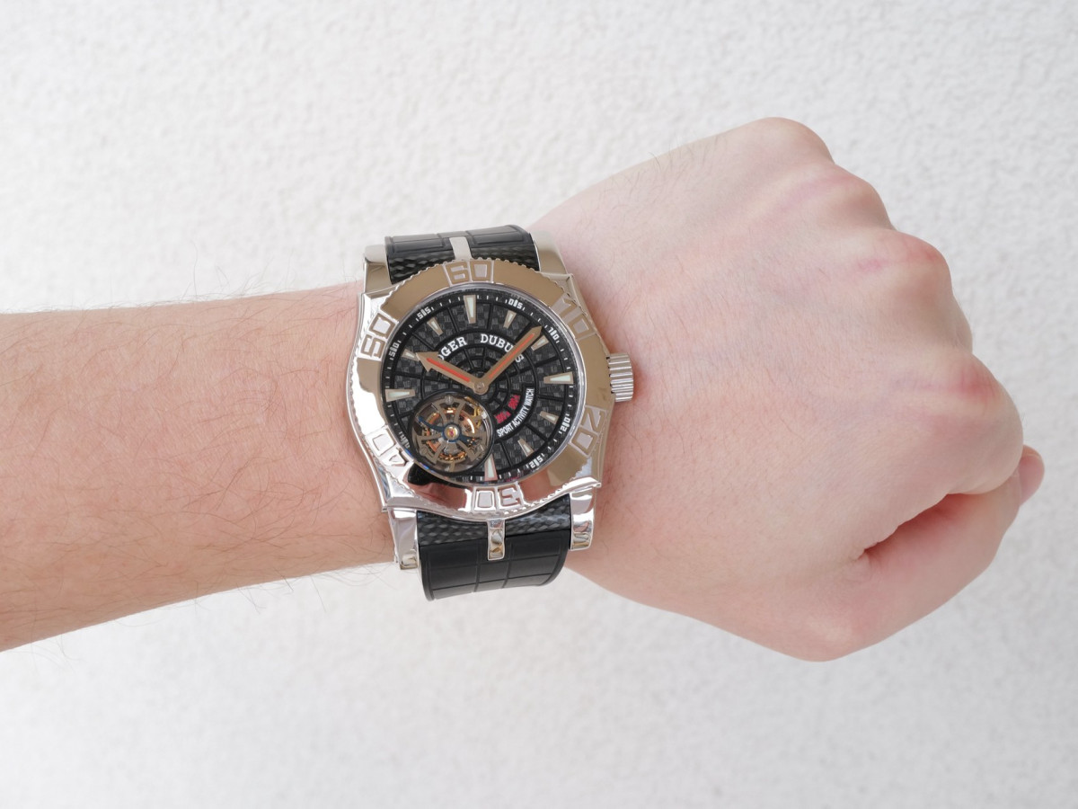Швейцарський годинник Roger Dubuis Easy Diver Tourbillon 48 Carbon Dial Limited Edition of 280