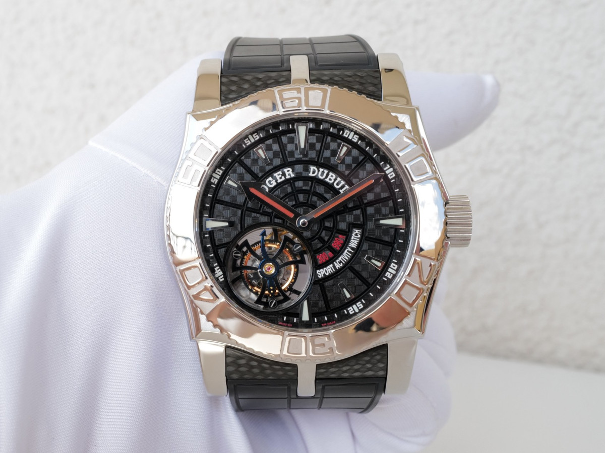 Швейцарський годинник Roger Dubuis Easy Diver Tourbillon 48 Carbon Dial Limited Edition of 280