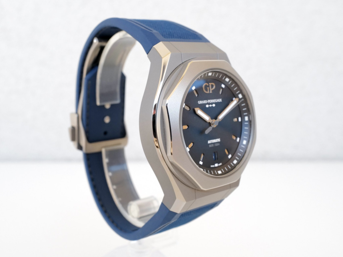 Swiss watch Girard-Perregaux Laureato Absolute 44 Ti 230 Blue Limited Edition