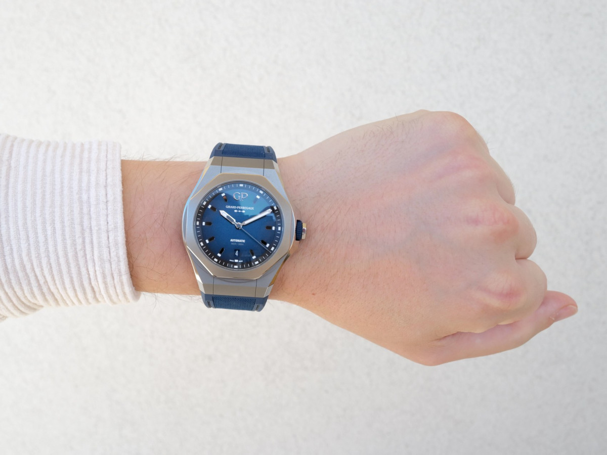 Swiss watch Girard-Perregaux Laureato Absolute 44 Ti 230 Blue Limited Edition