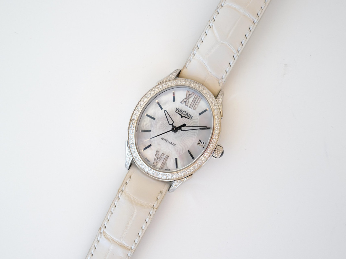 Швейцарський годинник Vulcain First Lady Automatic MOP Diamond Dial Bezel