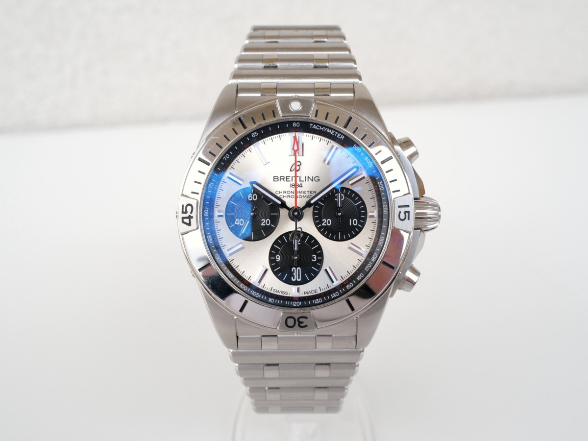 Швейцарський годинник Breitling Chronomat 42 B01 Manufacture Panda Dial (10.2023)