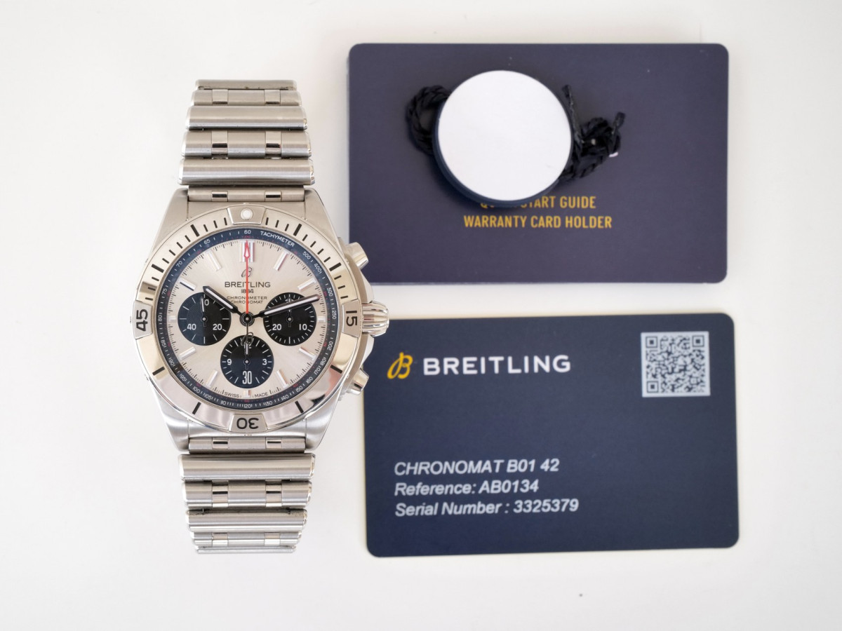Швейцарський годинник Breitling Chronomat 42 B01 Manufacture Panda Dial (10.2023)