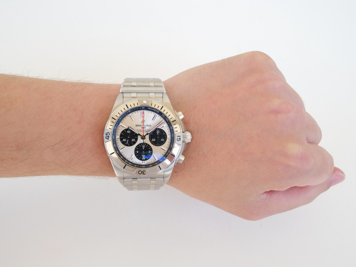 Швейцарський годинник Breitling Chronomat 42 B01 Manufacture Panda Dial (10.2023)